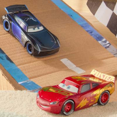 Coches escala Rayo McQueen y Jackson Storm, Cars de Disney y Pixar