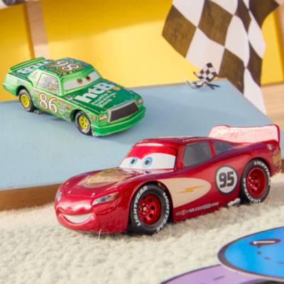 Coches escala Rayo McQueen y Chick Hicks, Disney Pixar Cars