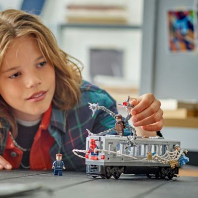 LEGO Marvel Spider-Man vs. Doc Ock Subway Train Scene Set 76321