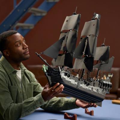 LEGO Icons Pirates of the Caribbean Captain Jack Sparrow's Pirate Ship Set 10365