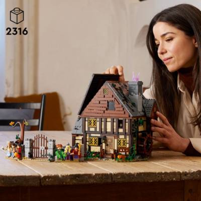 LEGO Ideas 21341 Disney El Retorno de las Brujas: Caba&ntilde;a de las Hermanas Sanderson