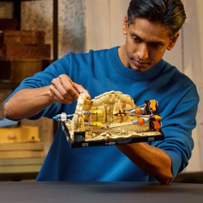 LEGO Star Wars Diorama: Carrera de Vainas de Mos Espa 75380