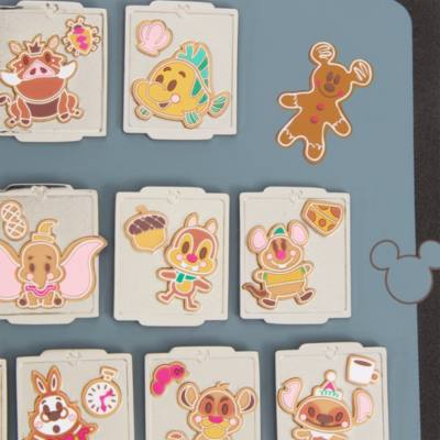 Set pin sorpresa calendario 2026, edici&oacute;n limitada, cuenta atr&aacute;s 24 d&iacute;as, galletas Navidad Disney