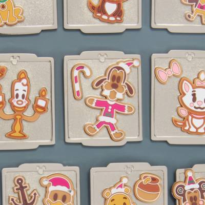 Set pin sorpresa calendario 2026, edici&oacute;n limitada, cuenta atr&aacute;s 24 d&iacute;as, galletas Navidad Disney