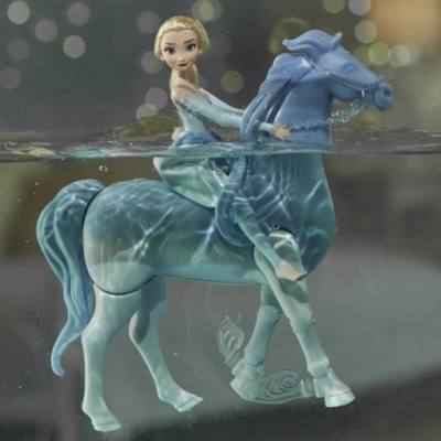 Hasbro - Puppenset aus Elsa mit schwimmendem und laufendem Nokk