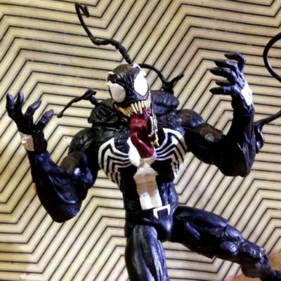 Mu&ntilde;eco acci&oacute;n coleccionista Venom, Marvel Select