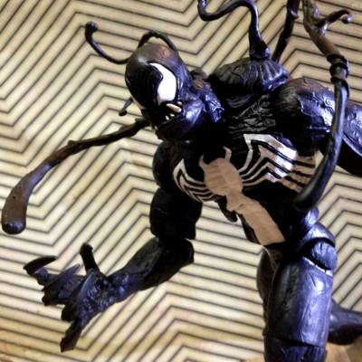 Mu&ntilde;eco acci&oacute;n coleccionista Venom, Marvel Select