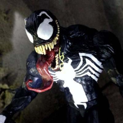Mu&ntilde;eco acci&oacute;n coleccionista Venom, Marvel Select