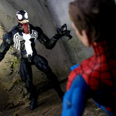 Mu&ntilde;eco acci&oacute;n coleccionista Venom, Marvel Select