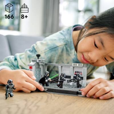 LEGO Star Wars: The Mandalorian Dark Trooper Attack Set 75324