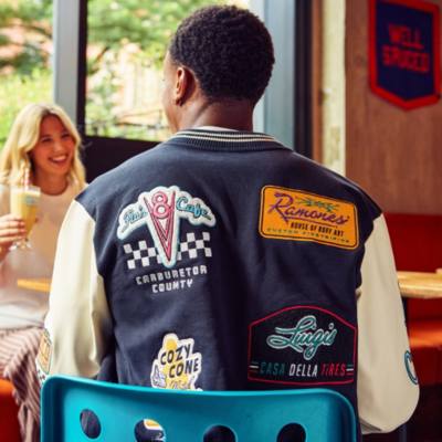 Blouson Caf&eacute; V8 de Flo style universitaire pour adultes, Disney Pixar Cars