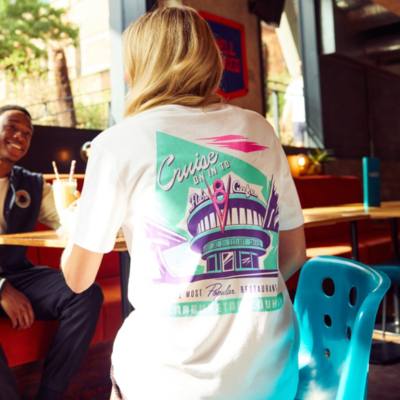 Camiseta blanca Caf&eacute; V8 de Flo para adultos, Disney Pixar Cars