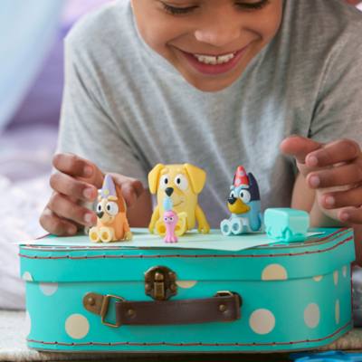 Moose Toys Bluey Pass the Parcel Figure Set