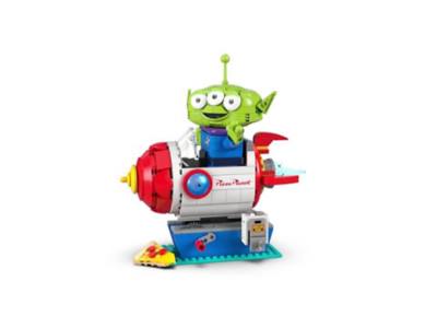 LEGO Disney Pixar Alien mit Pizza Planet Raketenfahrt Set 43307 Video abspielen