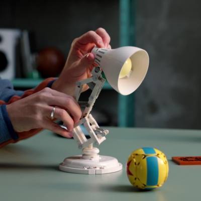 Riproduci video LEGO Ideas ǀ Disney Pixar Luxo Jr. 21357