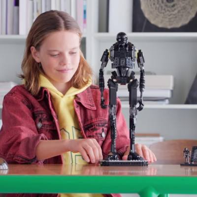 Lire la vid&eacute;o LEGO Star Wars K-2SO le dro&iuml;de de s&eacute;curit&eacute; 75434