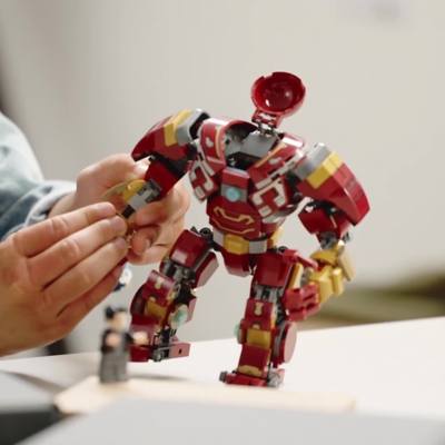 Play LEGO Marvel The Hulkbuster: The Battle of Wakanda Set 76247 Video