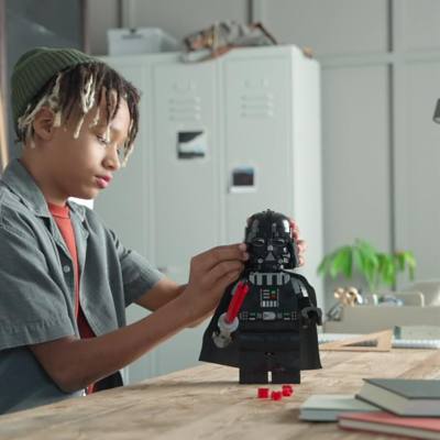Lire la vid&eacute;o LEGO Star Wars Minifigurine de Dark Vador grand format Set 75461