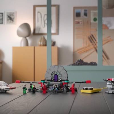 Lire la vid&eacute;o LEGO Star Wars TM SMART Play : duel dans la salle du tr&ocirc;ne et chasseur A-Wing Set 75427