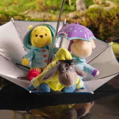 Reproducir v&iacute;deo de Peluche peque&ntilde;o Igor con chubasquero, Winnie the Pooh (19&nbsp;cm)