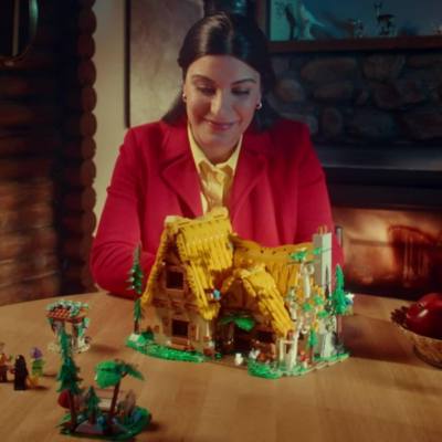 Play LEGO Disney Snow White and the Seven Dwarfs' Cottage Set 43242 Video