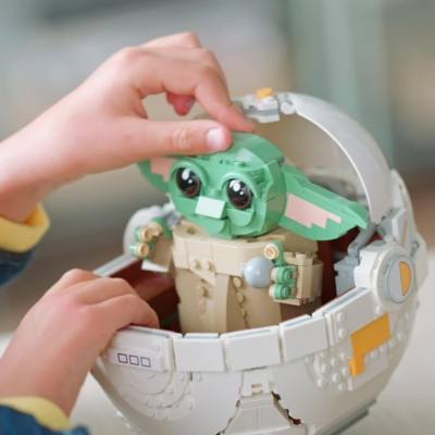 Riproduci video LEGO Star Wars Grogu e carrozzina 75403