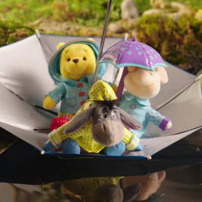 Winnie Puuh in Regenkleidung - Mini Bean Bag Kuscheltier - 18 cm Video abspielen