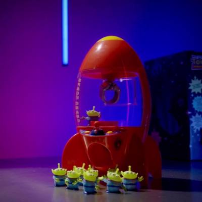 Lire la vid&eacute;o Machine &agrave; pince Toy Story avec effets sonores et extraterrestres
