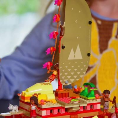 Play LEGO Disney Moana's Adventure Canoe Set 43270 Video