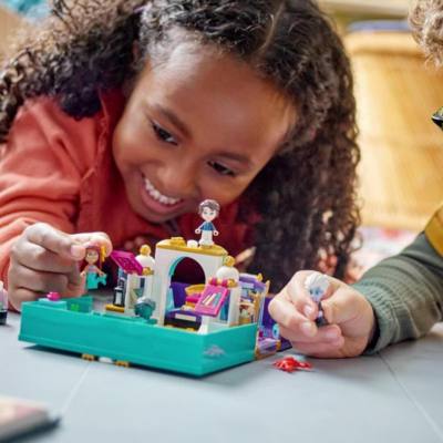 Riproduci video Set 43213 Libro delle fiabe della Sirenetta LEGO Disney
