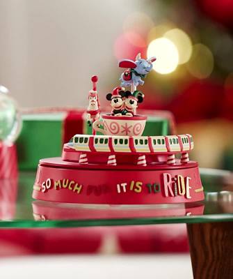 Play Mickey Mouse and Minnie Mouse Festive Musical Figure Video
