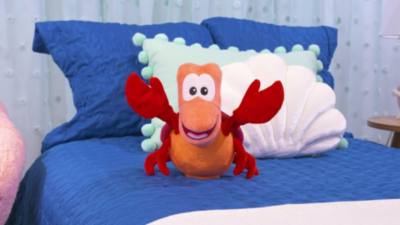Reproducir v&iacute;deo de Just Play, peluche interactivo Sebasti&aacute;n, La Sirenita