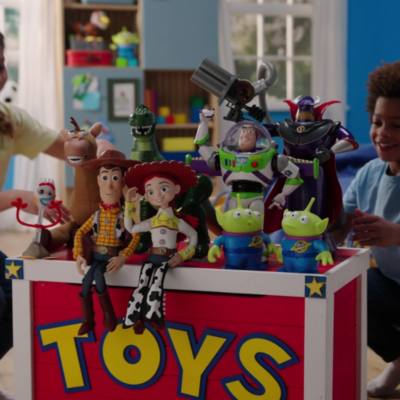 Lire la vid&eacute;o Figurine Buzz l'&Eacute;clair interactive, Toy Story