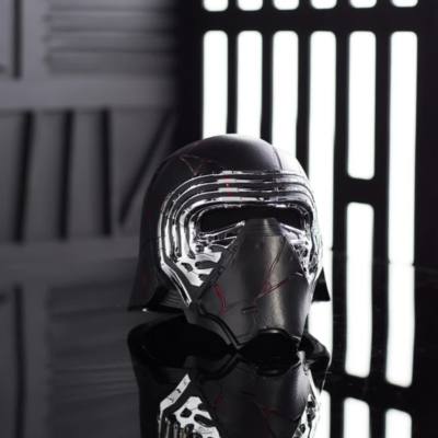 Lire la vid&eacute;o Casque reforg&eacute; de Kylo Ren Galactic Archive Series, Star Wars