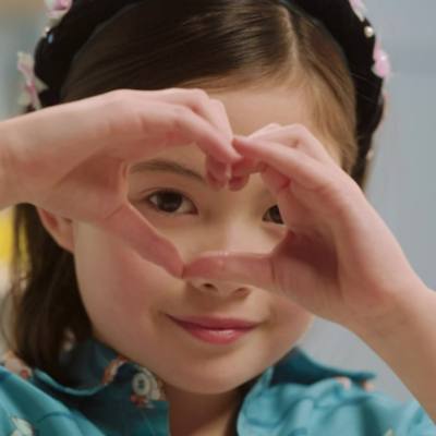 Disney Store - Kuriertasche - Disney ily 4EVER Kollektion - Inspiriert von Belle aus Die Sch&ouml;ne und das Biest Video abspielen